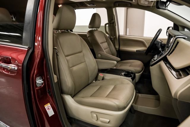 Used 2019 Toyota Sienna XLE Premium FWD image 28