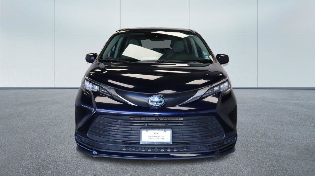 Used 2024 Toyota Sienna LE AWD/4WD image 11