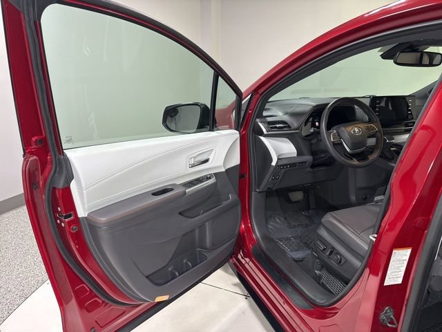 Used 2022 Toyota Sienna XSE FWD image 13