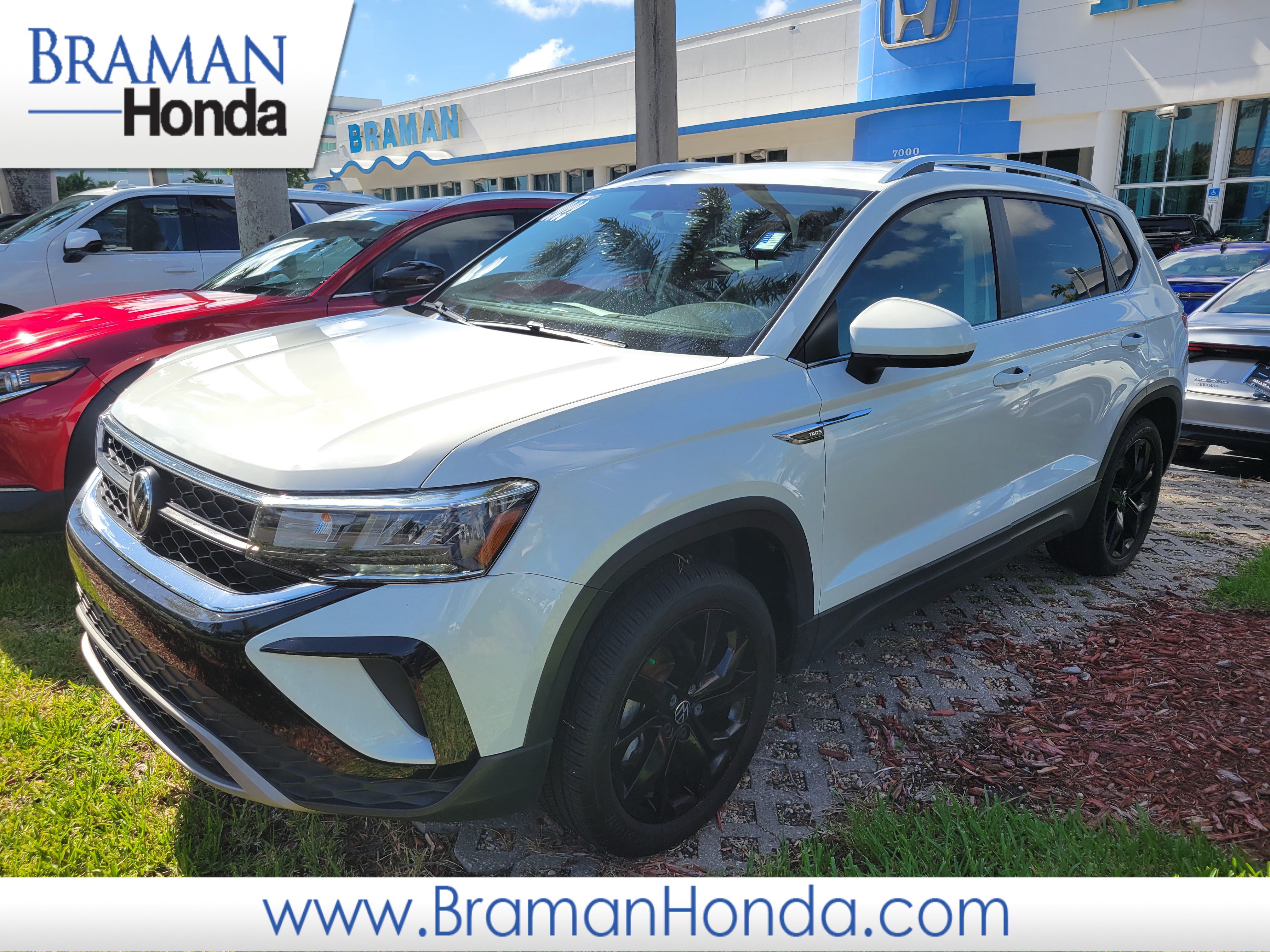 Used 2022 Volkswagen Taos SE FWD image 1