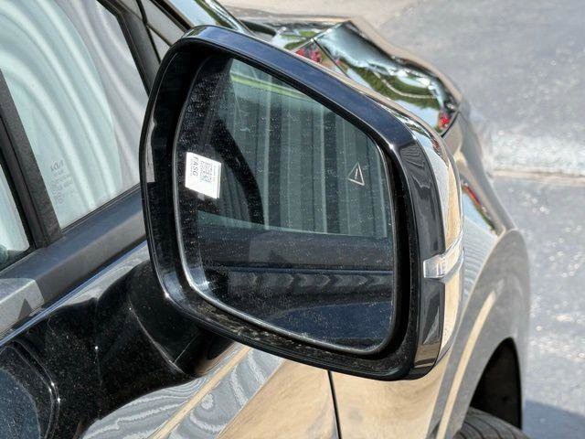Used 2025 Kia Carnival FWD image 18