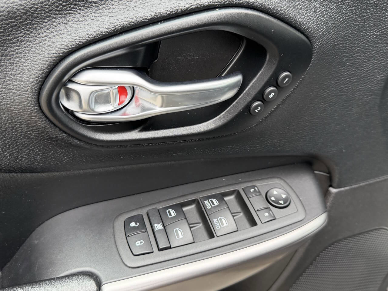 Used 2021 Jeep Cherokee Limited image 16