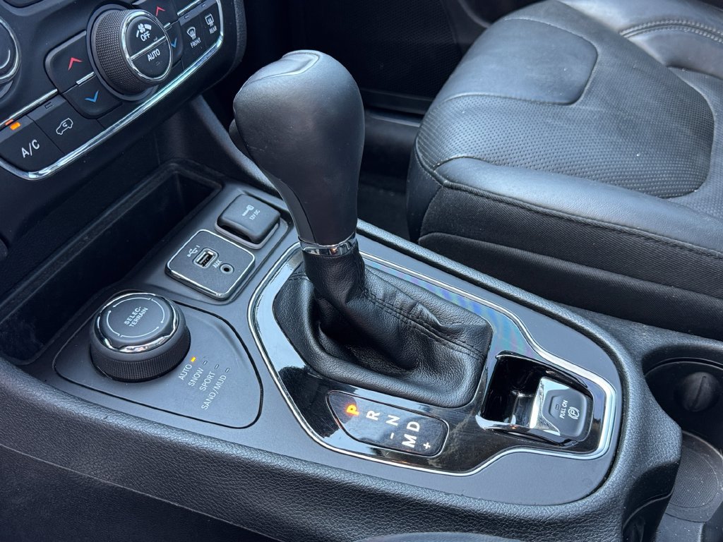 Used 2019 Jeep Cherokee Limited AWD/4WD image 23