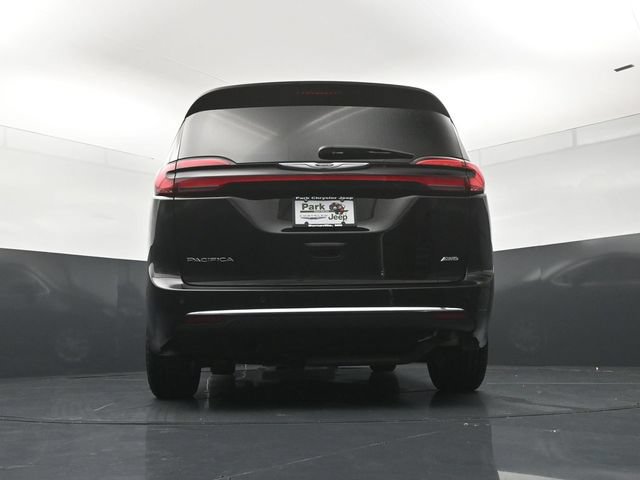 Certified 2025 Chrysler Pacifica Select AWD/4WD image 23