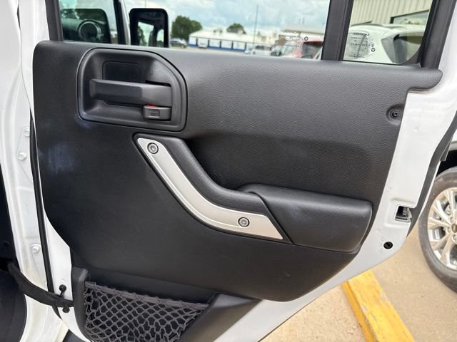 Used 2018 Jeep Wrangler Unlimited Sahara w/ Connectivity Group AWD/4WD image 17
