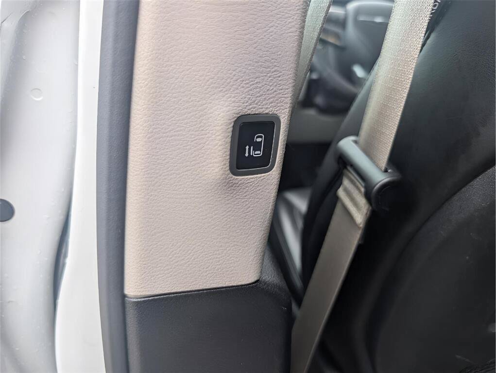 Used 2023 Chrysler Pacifica Touring-L FWD image 13