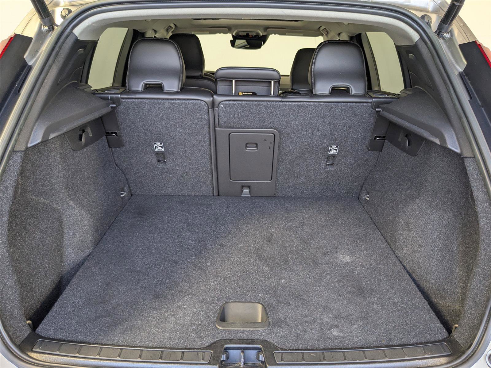 Used 2022 Volvo XC40 T5 Momentum image 7