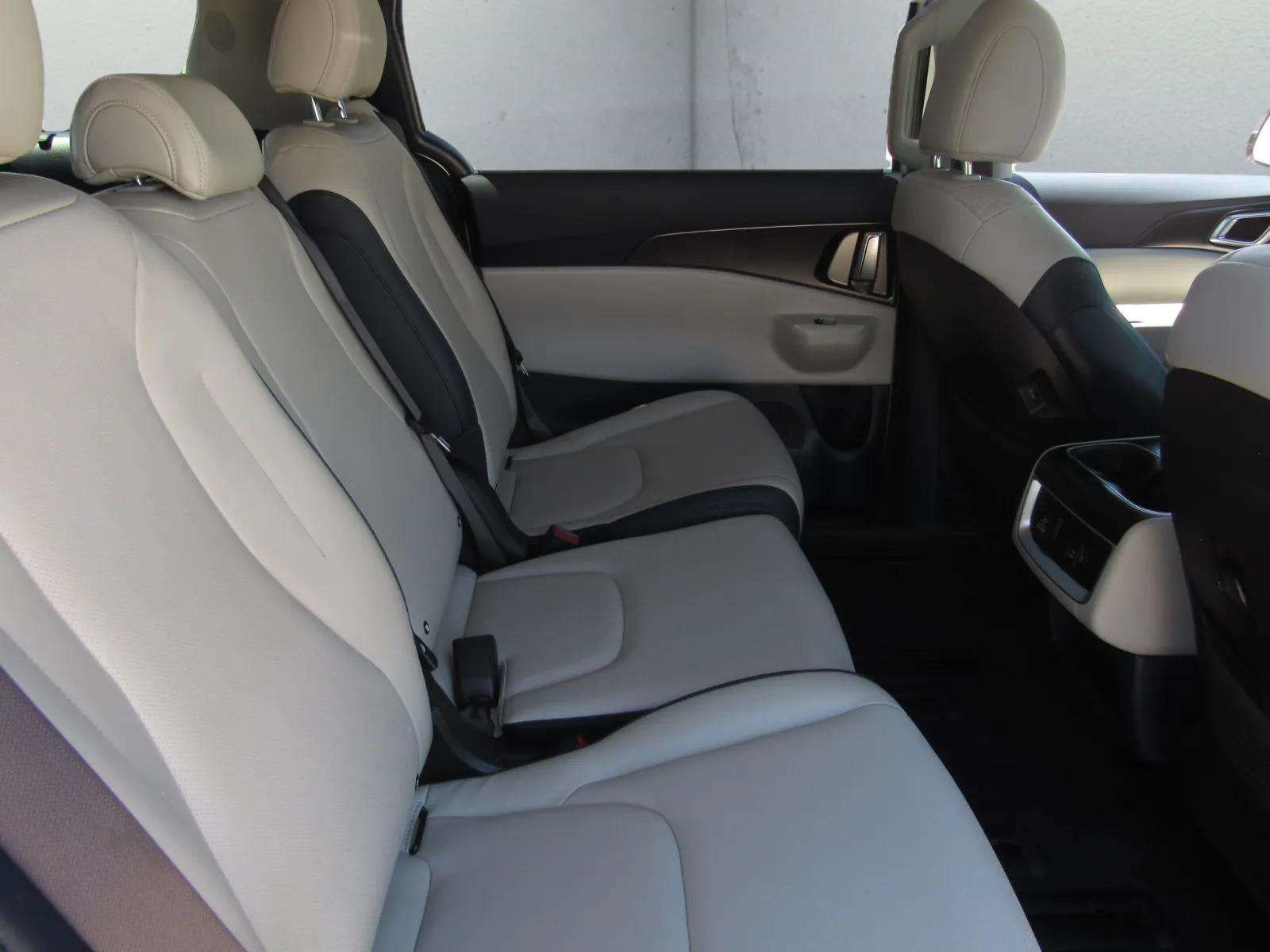 Used 2025 Kia Carnival SX w/ SX Dark Edition Package FWD image 12