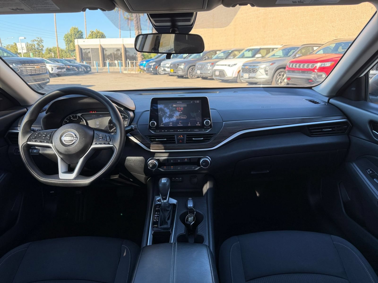Used 2025 Nissan Altima 2.5 SV FWD image 32