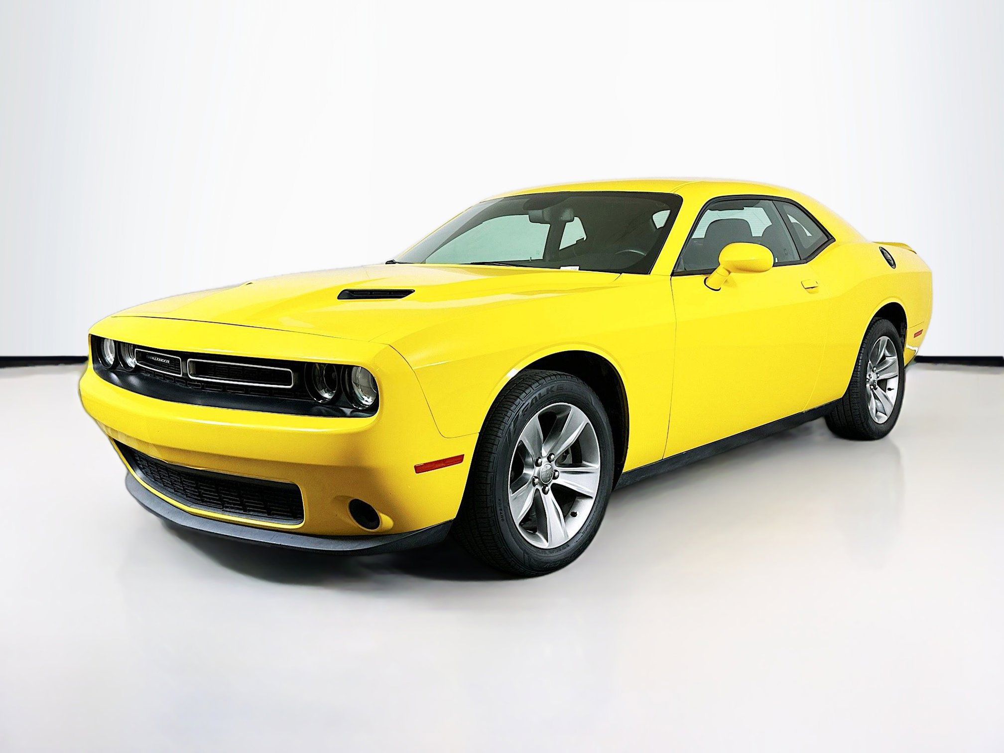Used 2018 Dodge Challenger SXT image 3