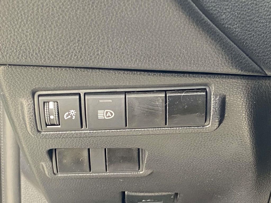 Used 2025 Toyota Corolla Cross LE image 28