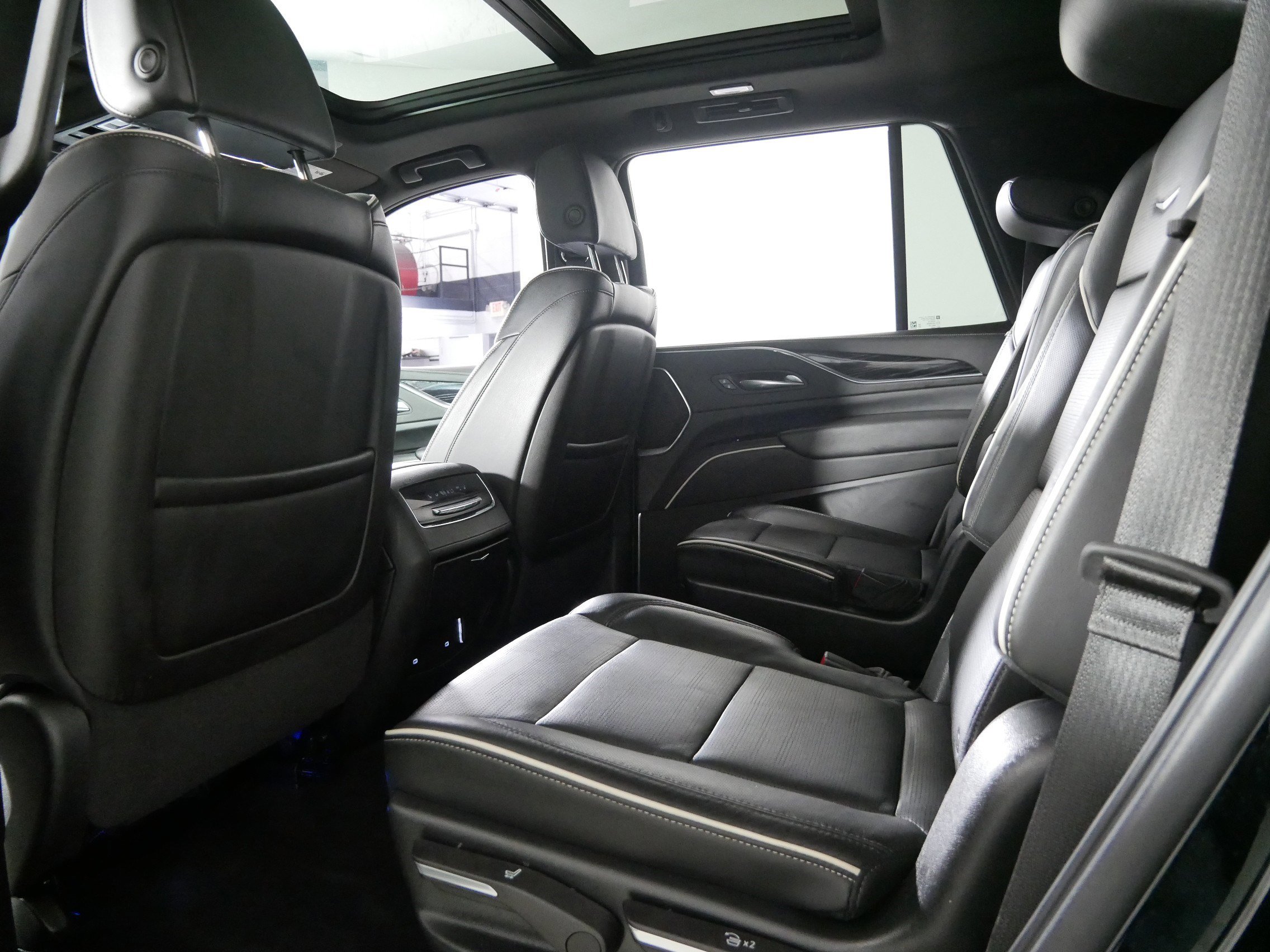 Certified 2022 Cadillac Escalade Sport w/ LPO, Floor Liner Package AWD/4WD image 32