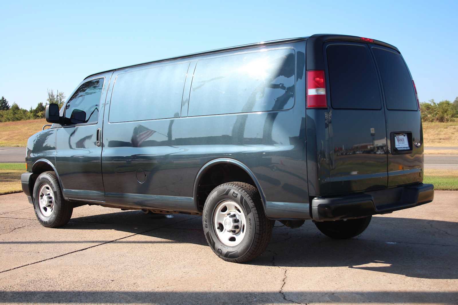 Used 2019 Chevrolet Express 2500 w/ Driver Convenience Package RWD image 7