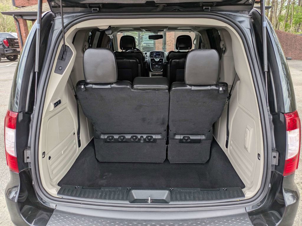 Used 2013 Chrysler Town & Country Limited w/ Luxury Group image 6