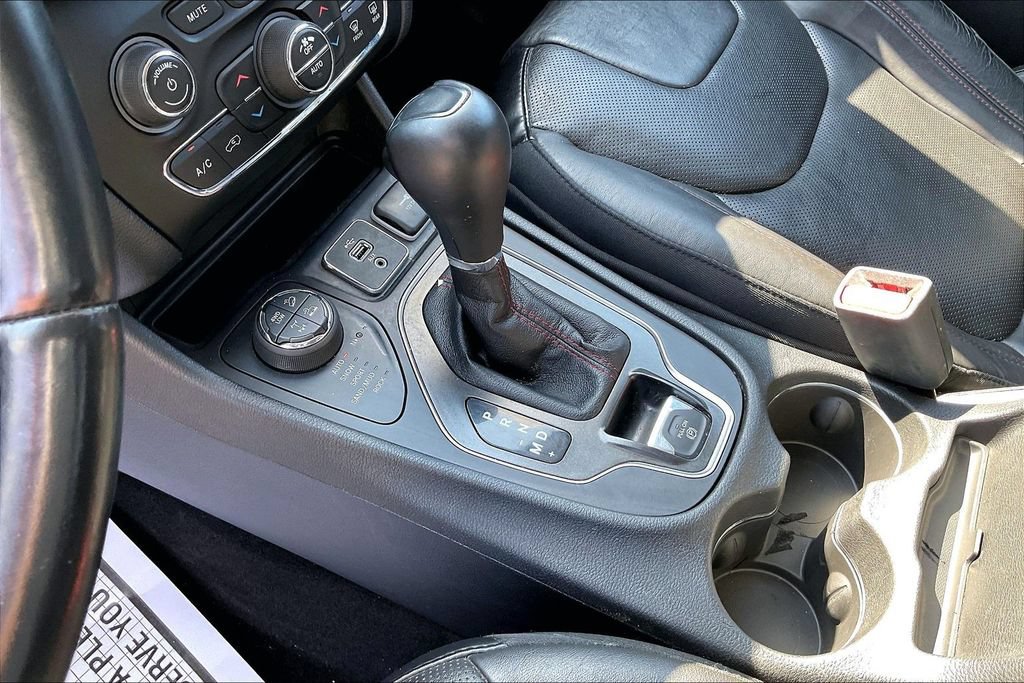 Used 2019 Jeep Cherokee Trailhawk AWD/4WD image 21