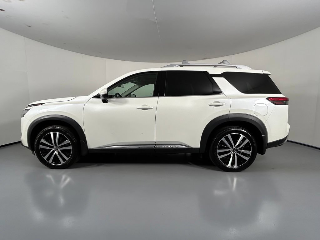 Used 2024 Nissan Pathfinder Platinum AWD/4WD image 4
