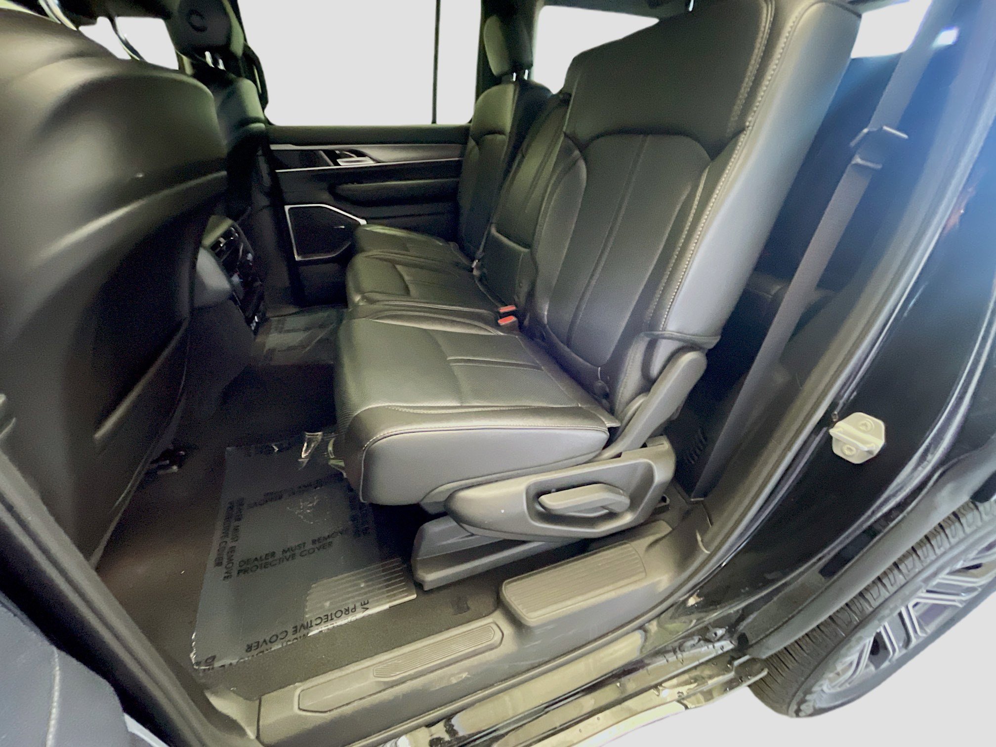 Used 2025 Jeep Wagoneer 4WD image 16