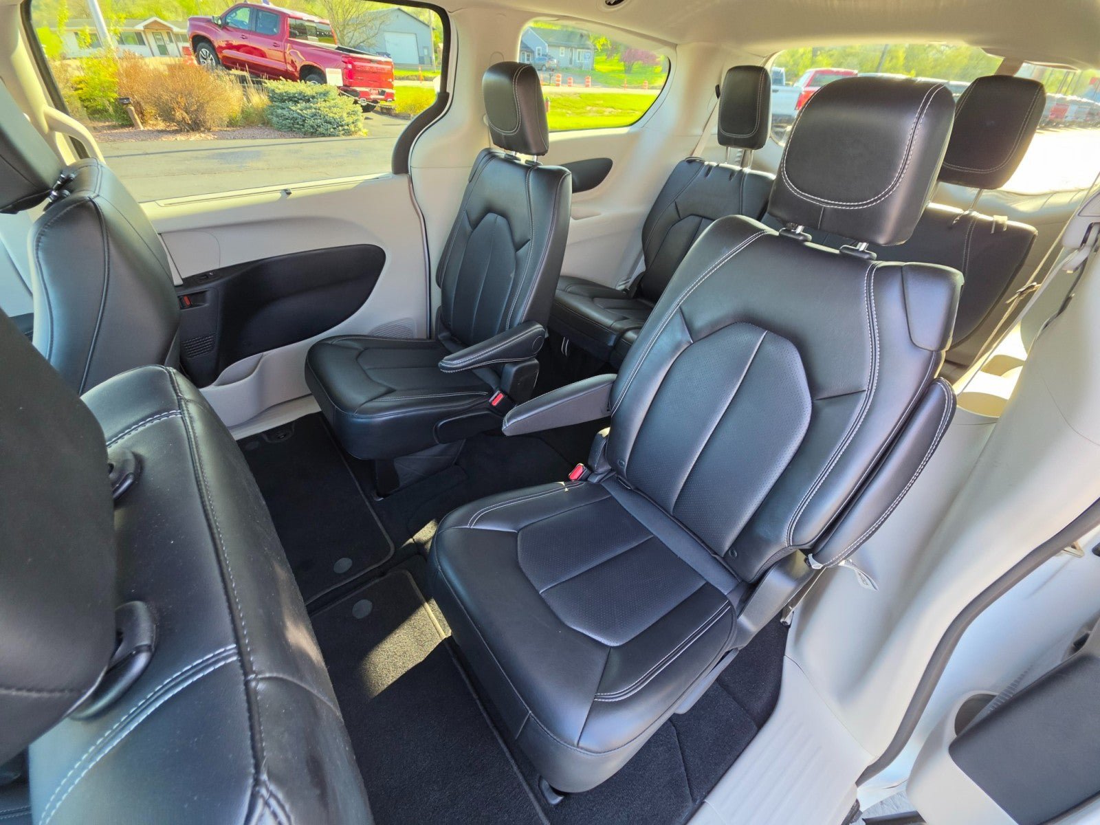 Used 2024 Chrysler Pacifica Touring-L FWD image 24