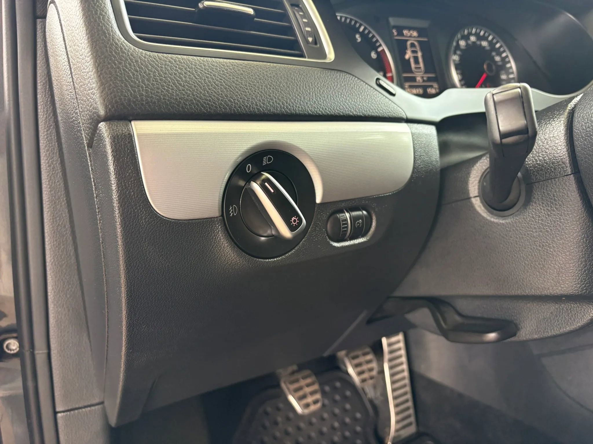 Used 2014 Volkswagen Jetta GLI FWD image 12