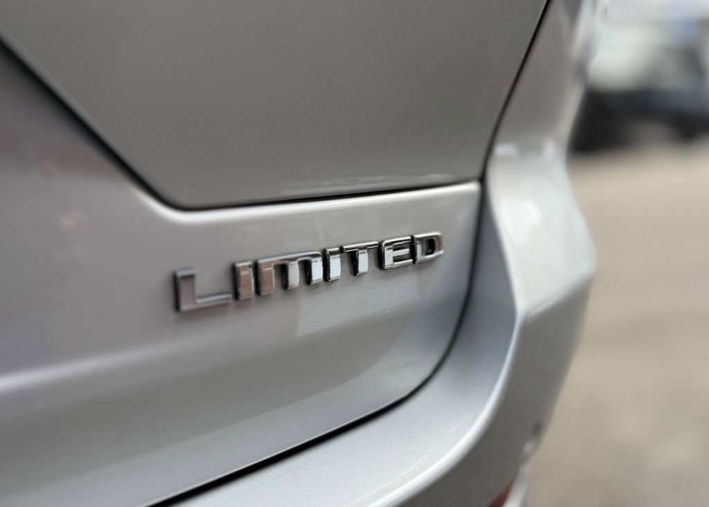 Used 2023 Jeep Grand Cherokee Limited w/ Luxury Tech Group II image 23