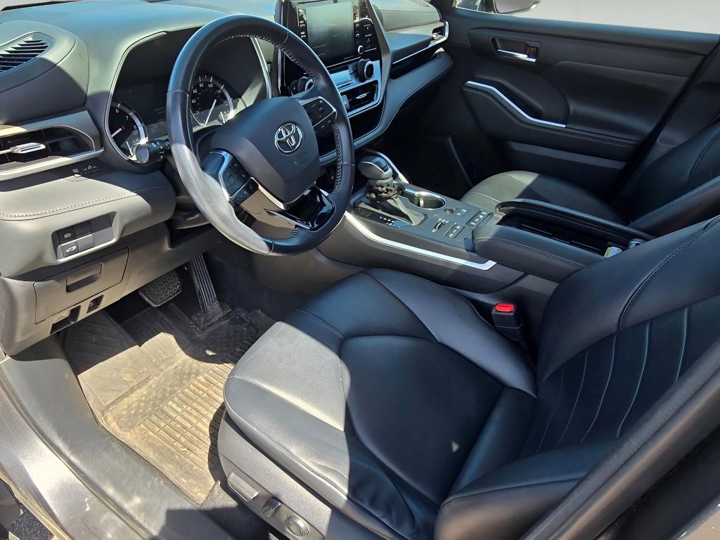 Used 2021 Toyota Highlander XLE AWD/4WD image 14