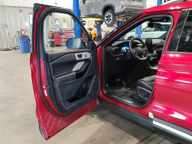 Used 2022 Ford Explorer Platinum w/ Equipment Group 601A AWD/4WD image 18