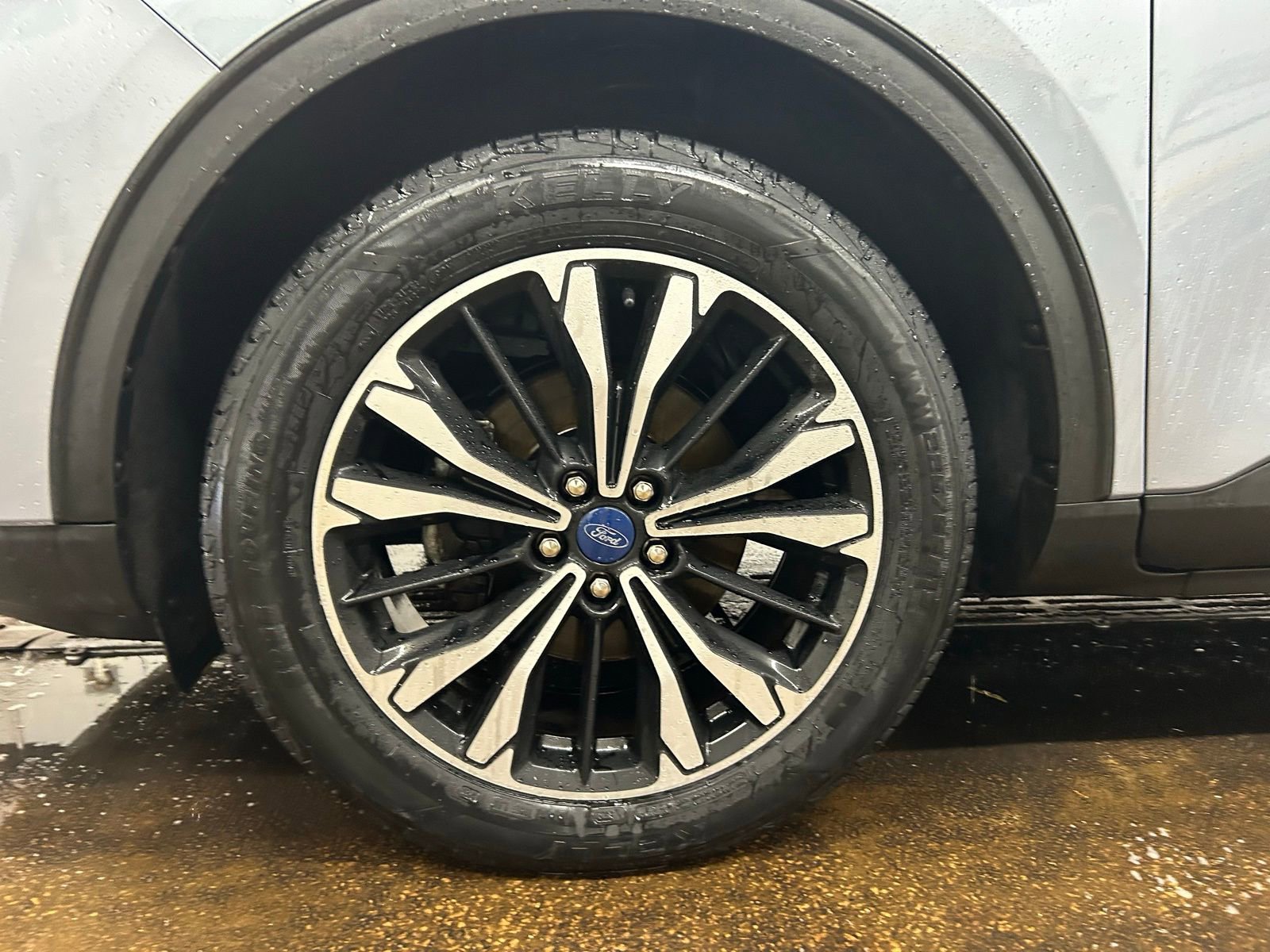 Used 2022 Ford Escape SE w/ SE Sport Appearance Package image 34