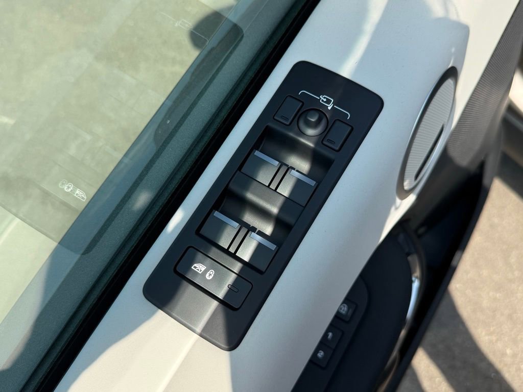 Certified 2025 Land Rover Discovery S image 15