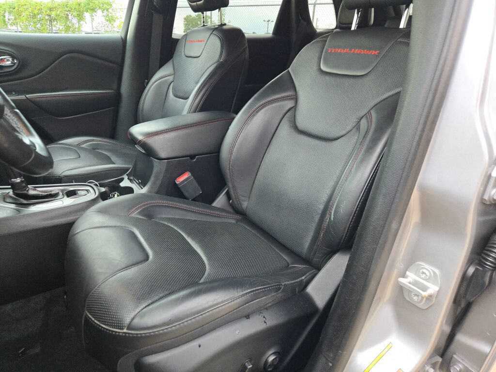 Used 2019 Jeep Cherokee Trailhawk AWD/4WD image 28