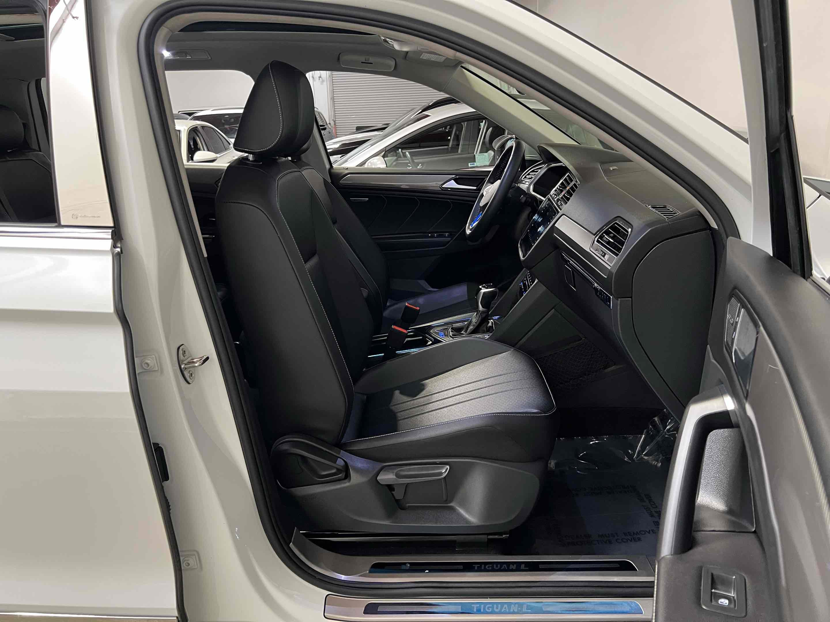 Used 2023 Volkswagen Tiguan SE w/ Panoramic Sunroof Package image 49