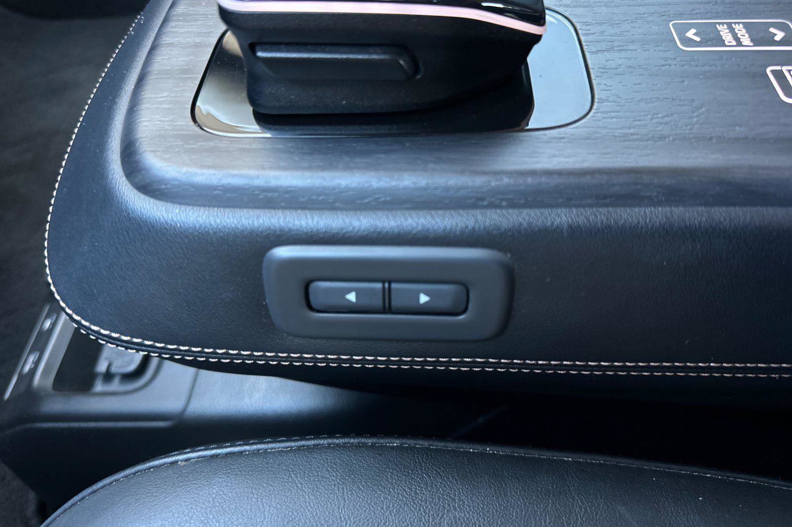 Used 2023 Nissan Ariya AWD image 36