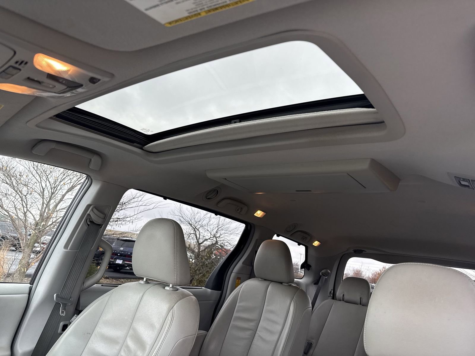 Used 2014 Toyota Sienna XLE image 23