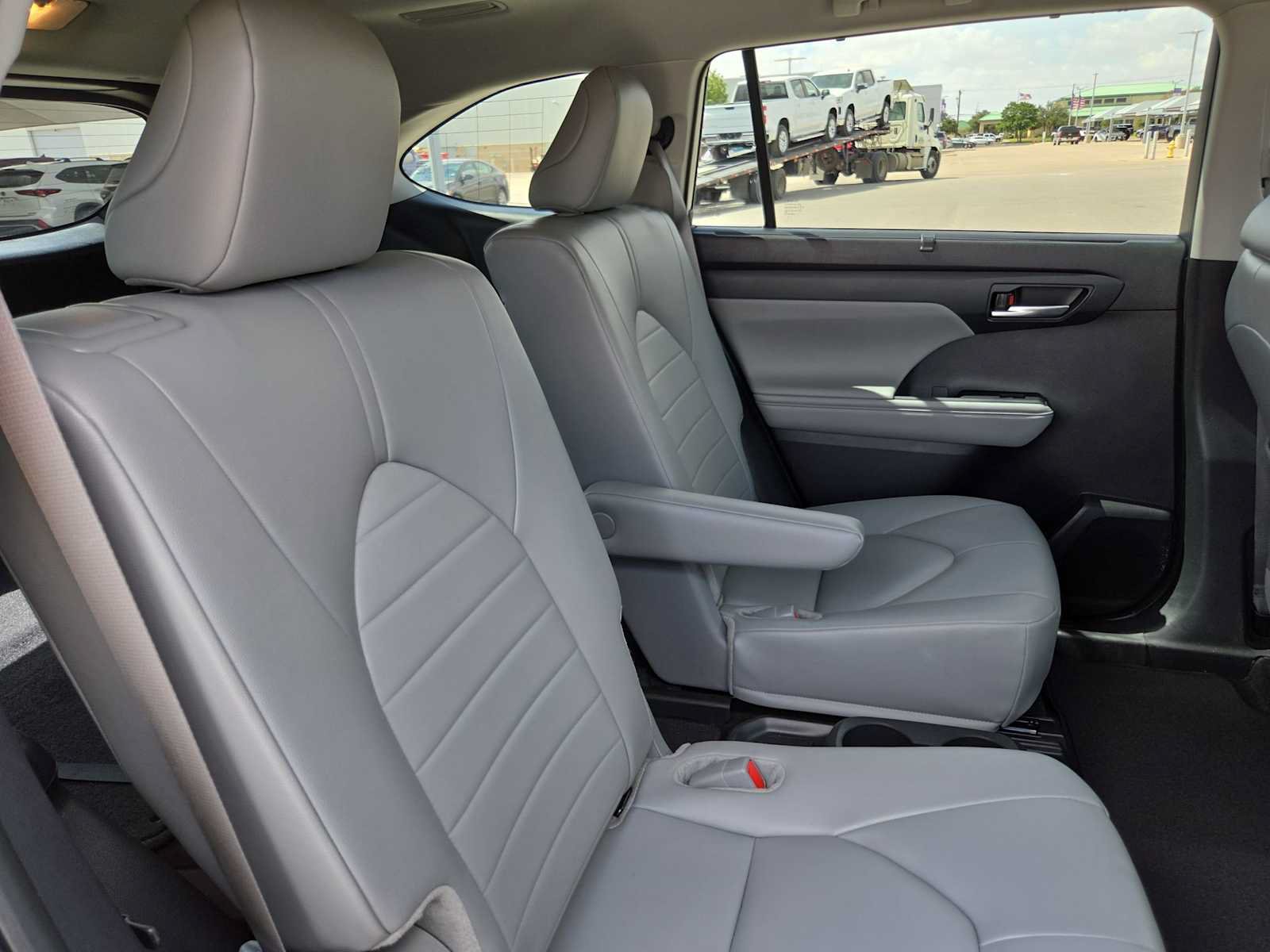 Used 2024 Toyota Highlander XLE FWD image 17