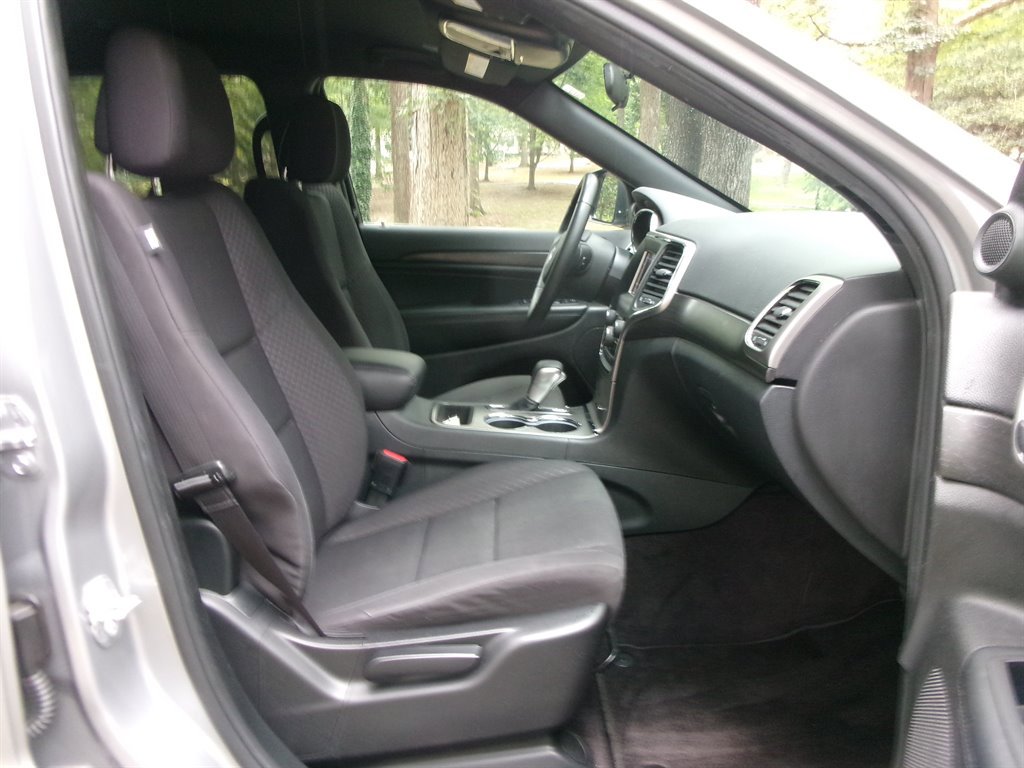 Used 2018 Jeep Grand Cherokee Laredo image 18