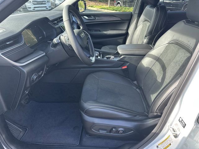 New 2025 Jeep Grand Cherokee Altitude image 9