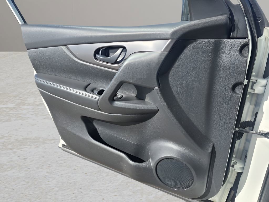 Used 2019 Nissan Rogue Sport S image 16