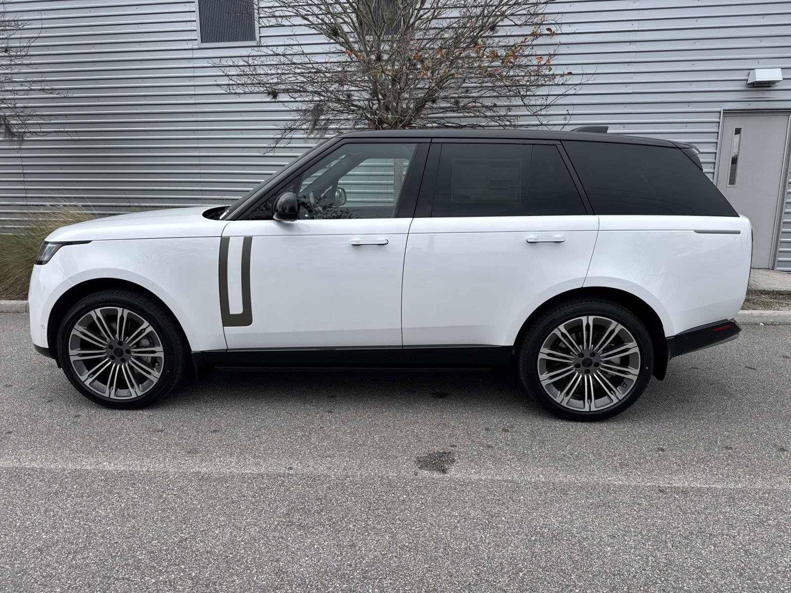 New 2026 Land Rover Range Rover SE image 2