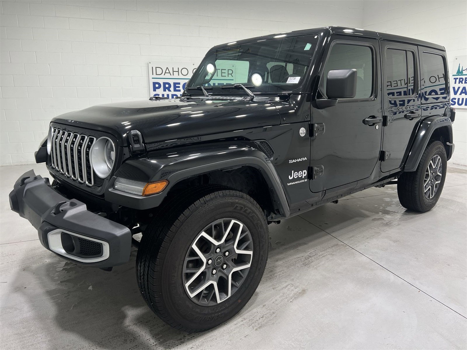 Used 2024 Jeep Wrangler Sahara image 4