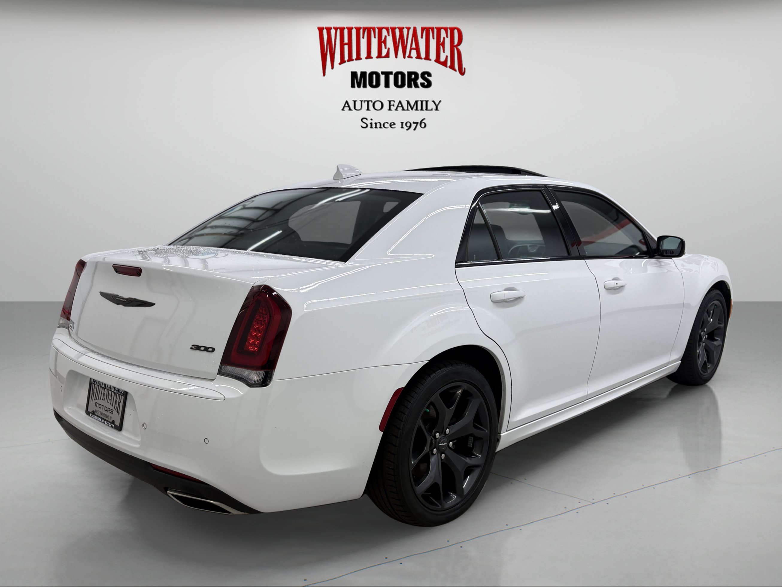 Used 2023 Chrysler 300 Touring L w/ Popular Equipment Group RWD image 4