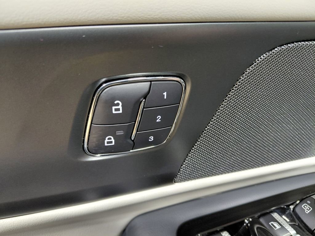 Used 2025 Lincoln Nautilus Premier image 9