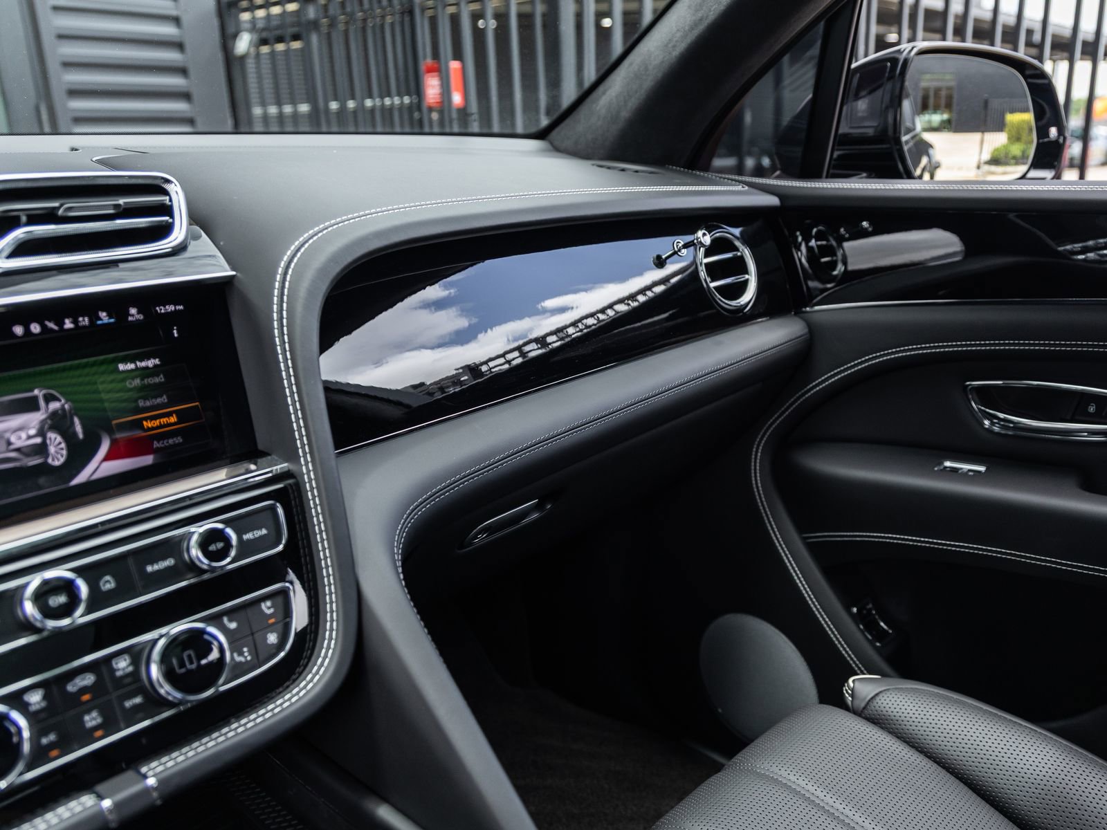 Used 2023 Bentley Bentayga AWD/4WD image 32