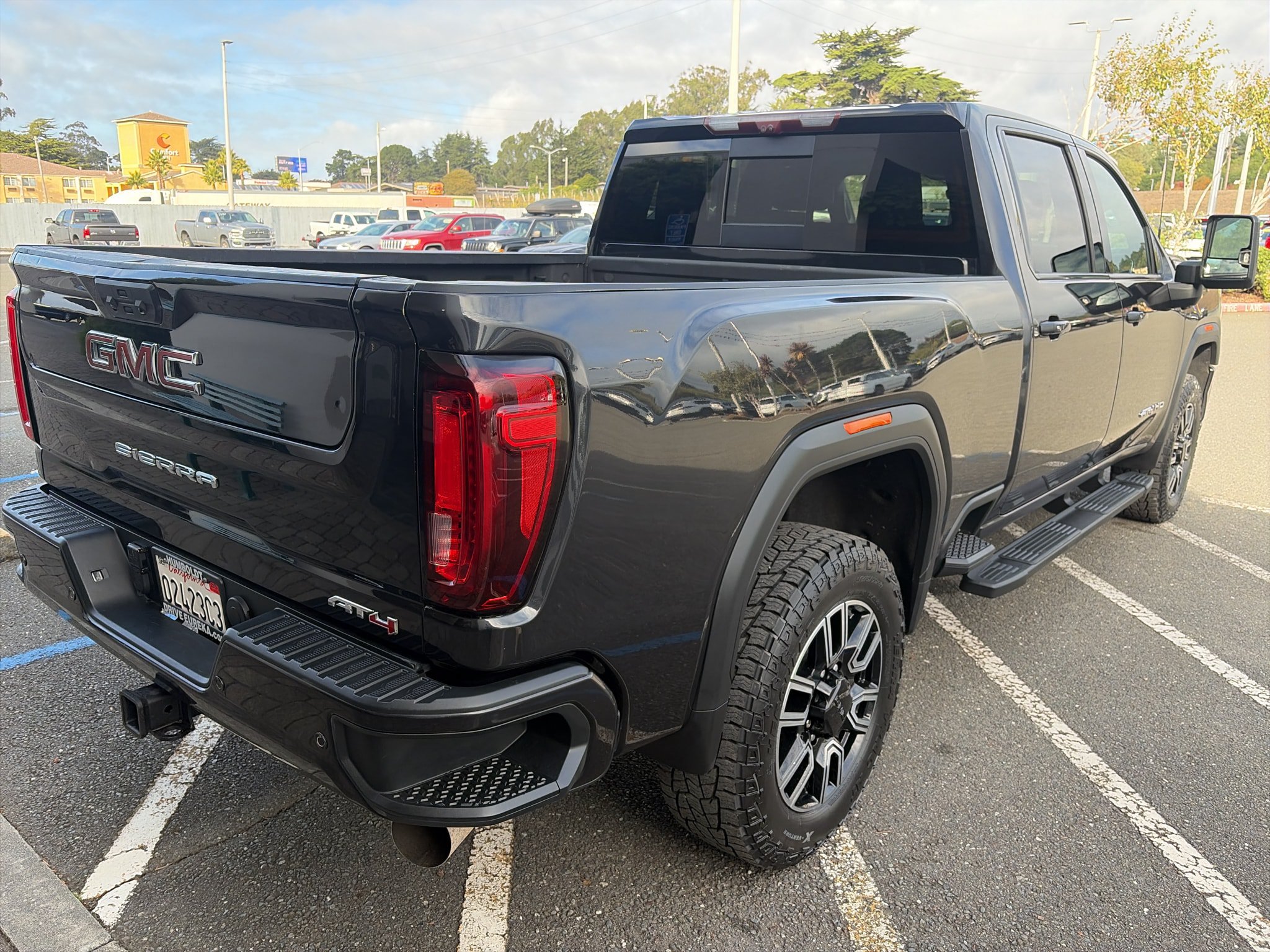 Used 2020 GMC Sierra 2500 AT4 w/ AT4 Premium Package AWD/4WD image 9