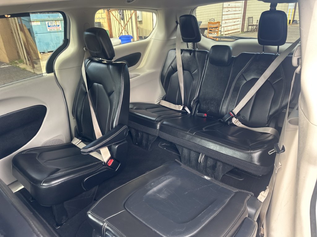 Used 2020 Chrysler Voyager Lxi FWD image 15
