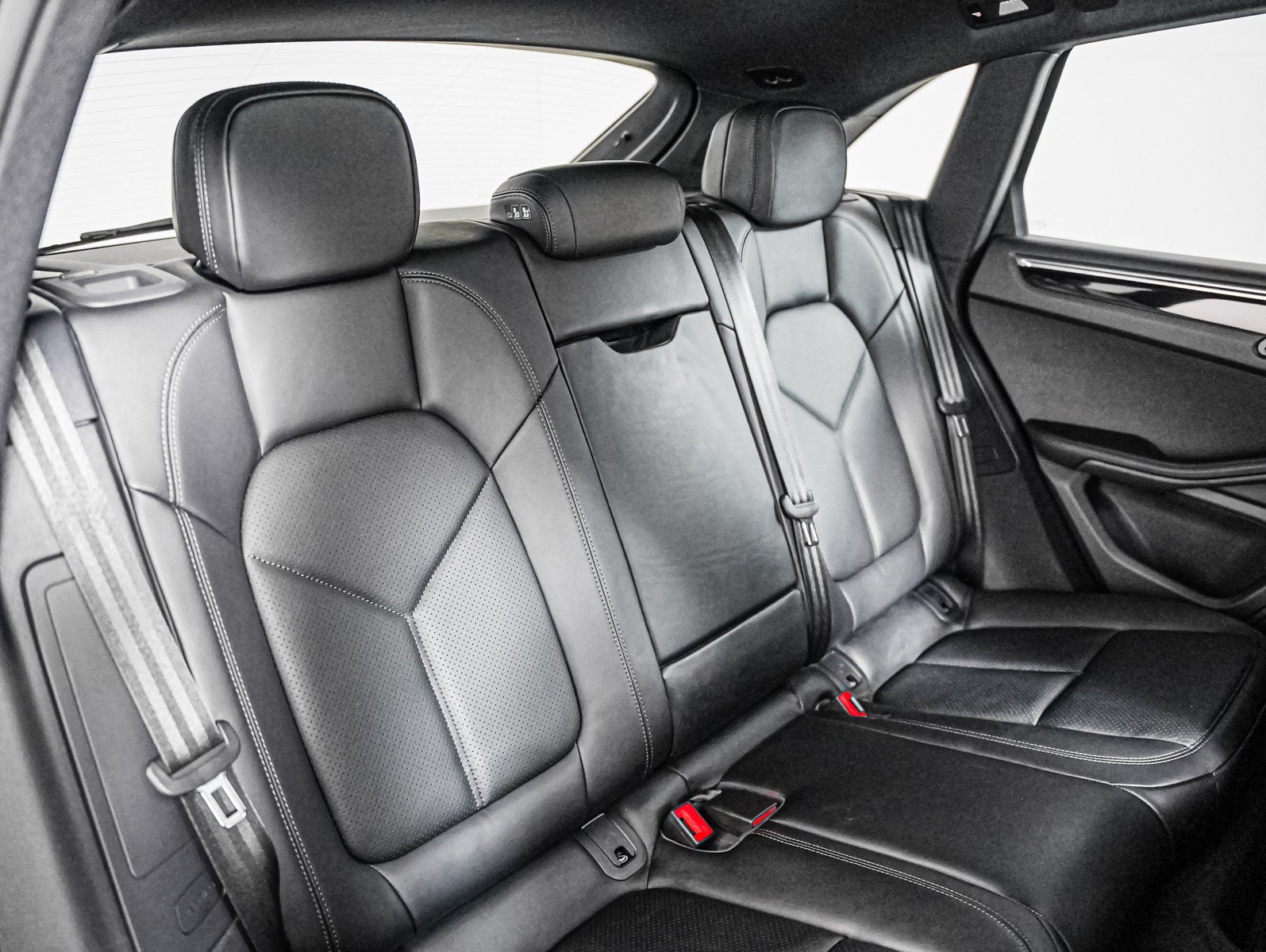 Certified 2026 Porsche Macan AWD/4WD image 6