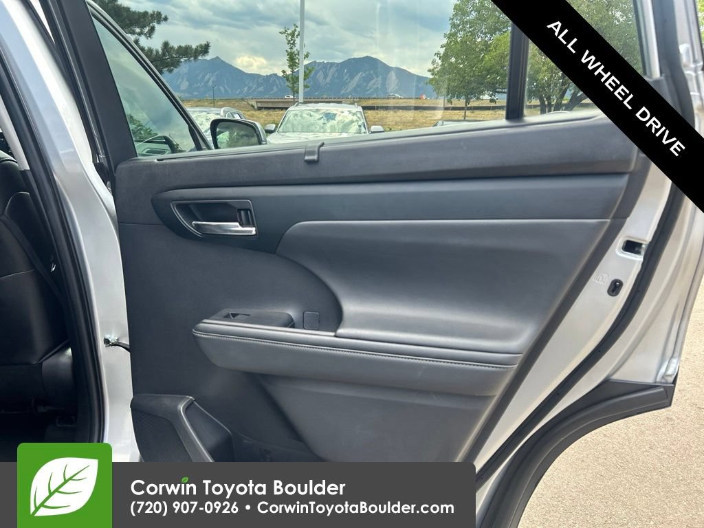 Used 2022 Toyota Highlander XLE AWD/4WD image 14