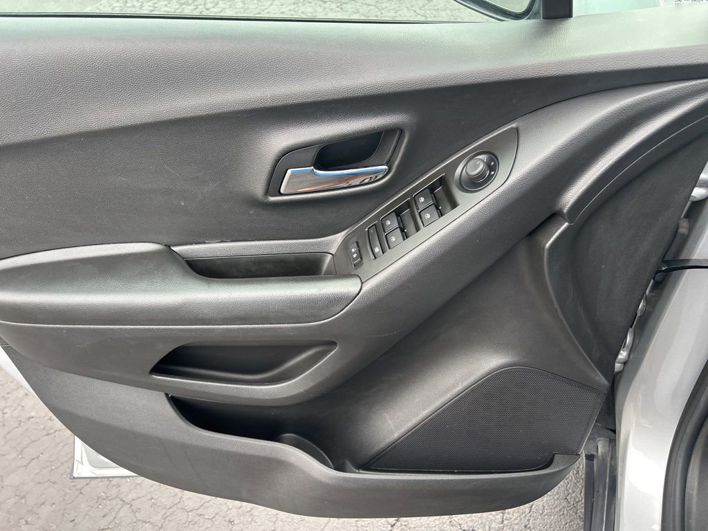 Used 2022 Chevrolet Trax LS w/ Tint and Cruise Package image 13