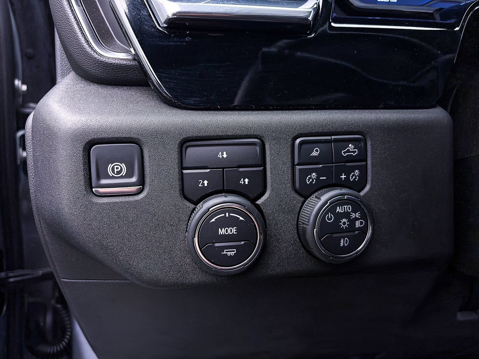 Used 2025 Chevrolet Silverado 2500 LT w/ Trail Boss Package AWD/4WD image 4