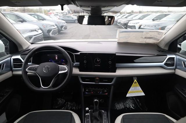 New 2026 Volkswagen Taos SE image 6