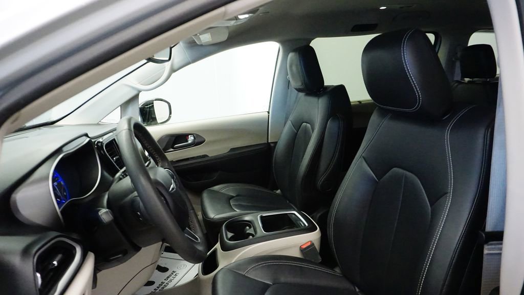Certified 2024 Chrysler Pacifica Touring-L image 24