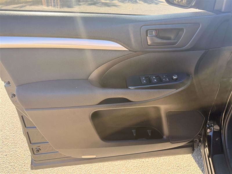 Used 2018 Toyota Highlander LE image 17